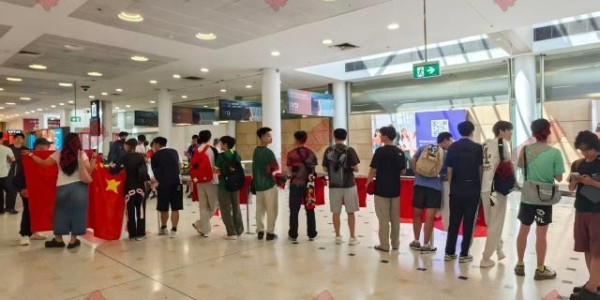 国足抵达悉尼当晚开练 “接班”女足U23国脚单练