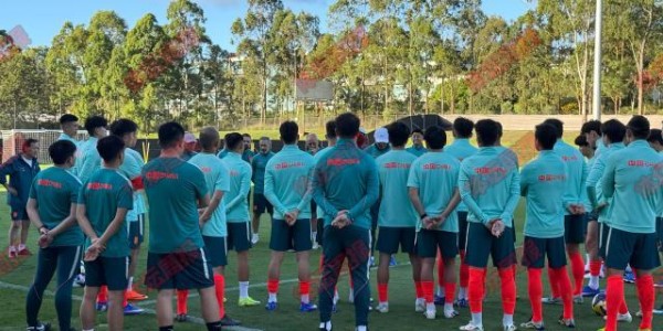 国足抵达悉尼当晚开练 “接班”女足U23国脚单练